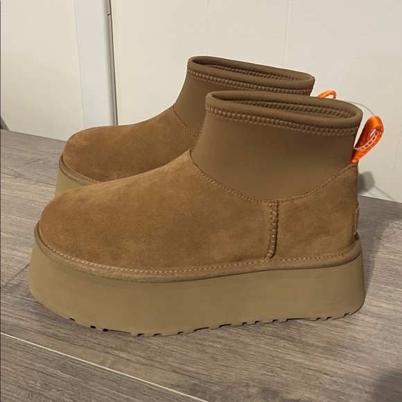 UGG Classic Mini Dipper Suede boots in the color Chestnut Size 7 NWT - Picture 8 of 16